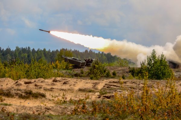 Polsko nakupuje zbraně za miliardy dolarů. První dodávku raketometů HIMARS už obdrželo