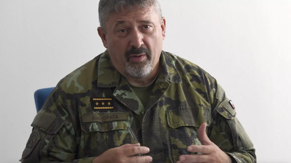 Informace o naší armádě jsou zajímavé pro fanoušky, ale i zpravodajské služby, varuje Aleš Opata