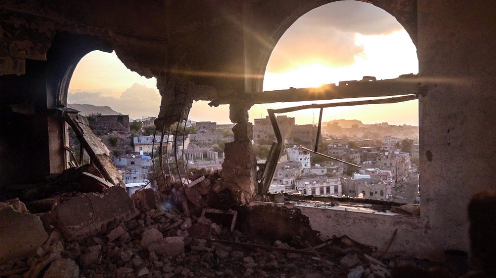 USA a Británie zaútočily z letadel, lodí a ponorek na povstalce v Jemenu